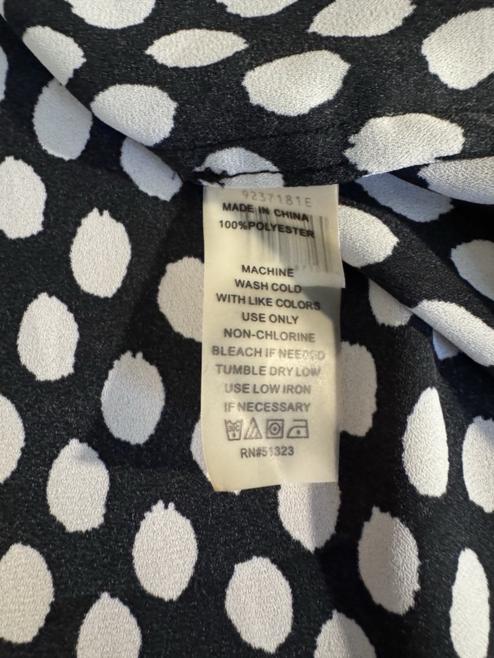 Vince Camuto Size 2X Black & White w/Geometric Print & Cold Shoulders V-Neck Top - Picture 5 of 5